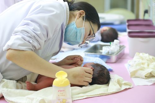 漳州婴儿洗澡抚触哪家强?2026年本地正规家政服务口碑盘点与